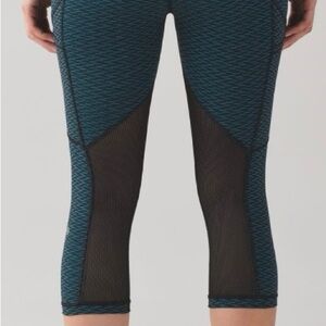 Lululemon Outrun 17" Crop
Score Jacquard Black Indian Ocean / Black Size 6